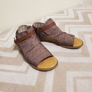 Brown open toe sandal size 6